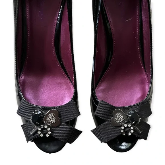 靴 Coach Peeptoe Logo Fabric Wedges (Black) New Coach Closed Toe Wedge Classic Coach Logo Heels Pumps